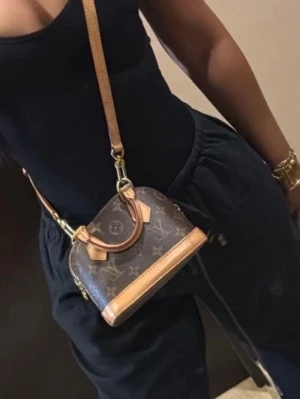 Mini Alma bb monogram väska - Långt band medföljer