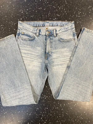 Weekday jeans - Ett par Cheap Monday Weekday jeans med asfed fade som tyvärr inte passar mig längre. Hör av dig vid fundering😄