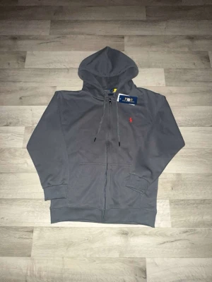 Grå hoodie från Polo Ralph Lauren - En helt ny Ralph Lauren snygg hoodie✅️ jätte fin och bra kvalitet på den💯.