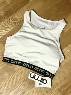 Aim’n Vit Sport BH - En vit Aim’n Crop Top/Sport BH i storlek S! Aldrig använt med har fått märken från att ha provat på den