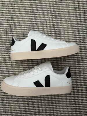 Veja Sneakers - Säljer ett par Veja skor strl 38 endast testade ✅ ingår ingen låda eller så därför är priset som de är fast 🤝 