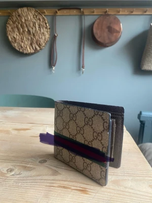 Snygg biegie plånbok - Snygg brun plånbok med snygga monogram