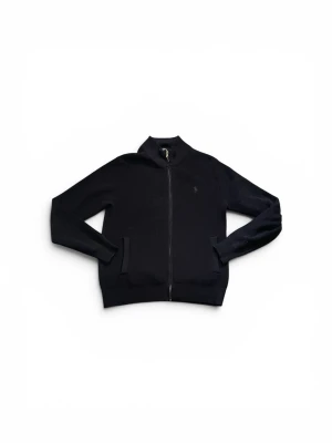 Svart ziptröja från Polo Ralph Lauren - Säljer en svart ribbstickad ziptröja från Polo Ralph Lauren med hög krage och två fickor framtill. Tröjan har den klassiska broderade loggan på bröstet och är tillverkad i mjukt material. Perfekt för en stilren och avslappnad look.