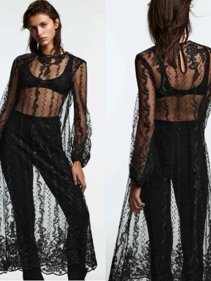 Otroligt fin, ny. Svart transparent spetsklänning, Zara st M - Oanvänd. St M men kan passa S också pga passformen som ni kan se på bilder. Köptes för 1000. Säljer en svart långklänning i transparent spets med broderade detaljer och långärmad design. Klänningen har rund halsringning, knäppning i nacken och vackra mönster längs hela tyget. Perfekt för dig som vill sticka ut med en edgy och trendig look.