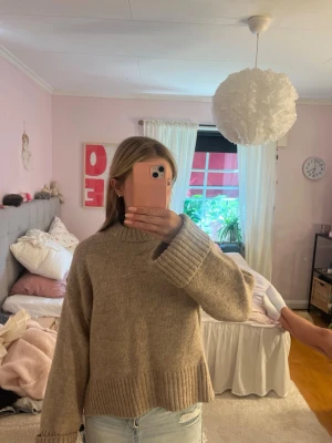 Beige oversized stickad tröja - Beige stickad tröja från Gina tricot🩷 sparsamt använd