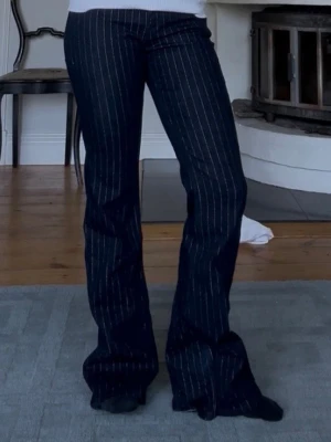 Mörkblå utsvängda jeans med ränder - Säljer dessa skit snygga jeans från h&m med silver ränder, de är tyvärr för långa för mig och kommer inte till andvänding, skriv för frågor❤️