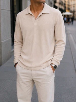J.Lindeberg Thomas Terry Shirt – Beige - Exklusiv Terry Shirt från J.Lindeberg i en stilren beige/sandfärg. Tillverkad i mjuk frotté (terry) som ger en lyxig känsla och en avslappnad men välklädd look. Diskret JL-logga på bröstet och öppen krage gör den perfekt till jeans, chinos eller shorts. Ett premiumplagg som passar lika bra på semestern som till en sommarkväll i stan. ⸻ Passform Regular fit – något avslappnad passform med en modern och stilren silhuett.