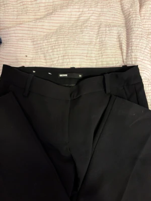 Low waist kostym byxor.  - Low waist kostymbyxor från bikbok i storlek 36. De är i bra skick men det är en röd fläck på vänstra knäet på byxbenet som också syns på bilden