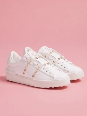 Valentino Rockstud Untitled Sneaker - Vita valentino sneakers med guldfärgade nitar längs snörningen och sidan. Knappt använda