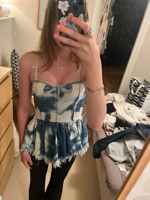Jeans tröja - Säljer en jeans blus/tröja från monkey! Tröjan har ett coolt motiv av blandade färger i jeans material. Bak i tröjan finns en dragkedja samt en knapp längst upp i tröjan för att hålla på plats💕Tröjan är i storlek M men är liten i materialet så passar bättre som en S
