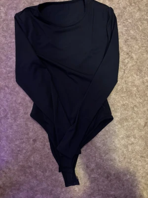 Marinblå body - En långärmad body från shein. Skönt material och ett perfekt basic plagg.