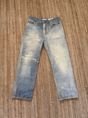 Our Legacy Third Cut - Digital Print - Säljer ett par Digital print jenas med third cut fit och slitna ”printade” detaljer på både fram- och baksida. Jeansen har klassisk femficksmodell och är tillverkade i denim. Perfekta för en avslappnad och trendig look.
