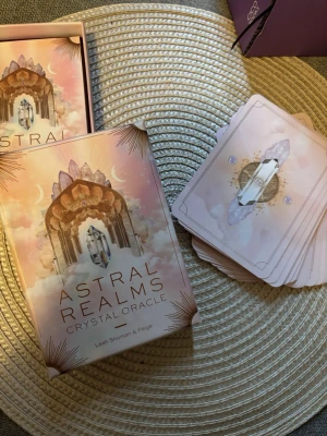Astral realms  - I nytt och mycket bra skick, guidebook medföljer självklart. Korten  är som nya och inte använda,  enbart tittat på korten. Varan finns på andra ställen också då jag vill få sålt så fort som möjligt. + Äkta kort, Ny pris i affär: 175kr(skickas samma dag eller dagen därpå, vid frågor tveka inte att höra av er ❤️) 