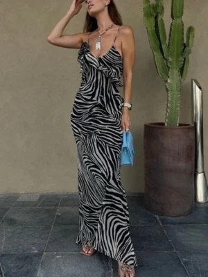 Zara zebra långklänning  - Säljer denna populära långklänning från Zara i storlek S. Bra skick, endast använd några få gånger. Kan eventuellt finnas någon tråddragning någonstans men inget som syns på långt håll. 