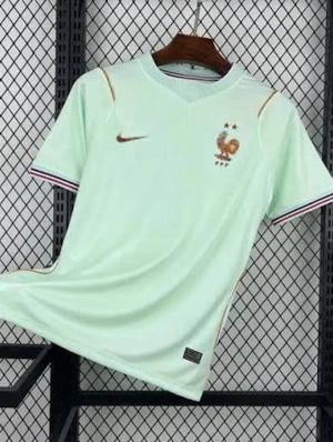  Frankrike fotbollströja - Snygg ljusgrön fotbollströja från Nike med Frankrikes landslagsemblem och två stjärnor på bröstet. Tröjan har korta ärmar, V-ringning och diskreta ränder i blått, vitt och rött vid ärmsluten. Tillverkad i lätt och ventilerande material.