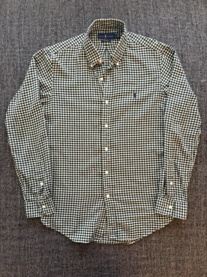 Ralph Lauren skjorta   - Sjukt eftertraktad Ralph Lauren skjorta ~ vintage rutig modell | st M | färg vit/grön | klassisk passform | perfekt vintage piece | OBS kan gå ner lite i pris vid snabb affär! 🏄