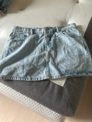 Jeanskjol - Jeanskjol från lager skittsnygg! (Men för liten för mig🙃) storlek M. Aldrig använd av mig men köpt begagnad. Skriv för bundle eller fler bilder!🫶🏻