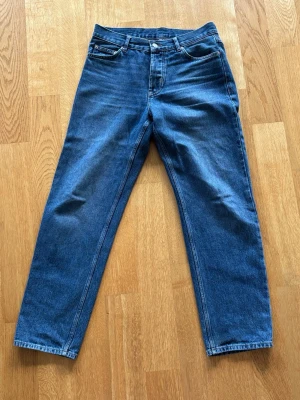 Mörkblåa raka jeans  - Säljer Mörkblåa jeans från Junkyard med rak passform 