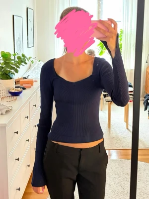 Marinblå ribbad långärmad topp - En jättefin marinblå topp med ribbad struktur. Den har långa ärmar med slits detalj. Toppen har även en fin fyrkantig ringning. Storlek S. Från Gina Tricot. Använd några enstaka gånger, mycket bra skick! Kontakta vid frågor💗