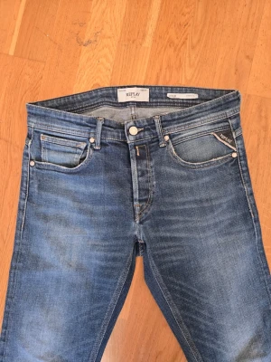 Blå jeans från Replay - Fina replay jeans, lite svanker där bak se bilder, skräddare löste de fint, 30 32