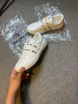 Vita sneakers med guldnitar - Helt nya, är flexibel med priser. Box följer inte med