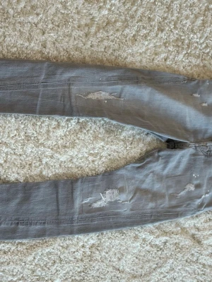 Grå slitna jeans från Dsquared2 - Väldigt fina dsq2 jeans skinny. 🎨◻️ Storlek 150cm Skick 9/10 