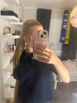 Mörkblå stickad kortärmad topp - Säljer en enkel men as snygg mörkblå stickad topp med korta ärmar och rund hals som passar till de mesta❤️