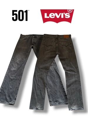 Levis 501 jeans - Ett par klassiska Levis 501 jeans i storlek W33/L34. Använda, men fortfarande i bra skick förutom en liten heelbite. De är även lagade vid skrevet. Skriv i DMs om ni har frågor, kan även skicka mått samt fler bilder!