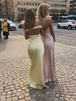 Ljus champagnefärgad/ rosa balklänning  - Elegant långklänning i ljus champagnefärg/rosa. Jag råkade bäställa 2st i samma storlek. Så den är  helt oavnvänd med prislappen kvar! Storlek 34. Den är golvlängd för mig som är 172.