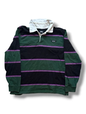 Stussy longsleeve - En snygg Stussy longsleeve i storlek S. Använd men fortfarande i bra skick. Skriv i DMs om ni har frågor. Kan även skicka fler bilder samt mått!