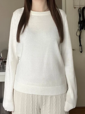 Vit stickad tröja  - Jättefin och elegant stickad tröja i mjukt material som är skönt mot huden🤍
