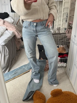 Zara wide leg jeans  - Säljer mina populära ljusblåa wide leg jeans med låg midja från Zara. Så snygga men har blivit för stora för min smak. Inga defekter. HAR OCKSÅ ETT PAR I STLK 32 och 34 i andra annonser!!! 