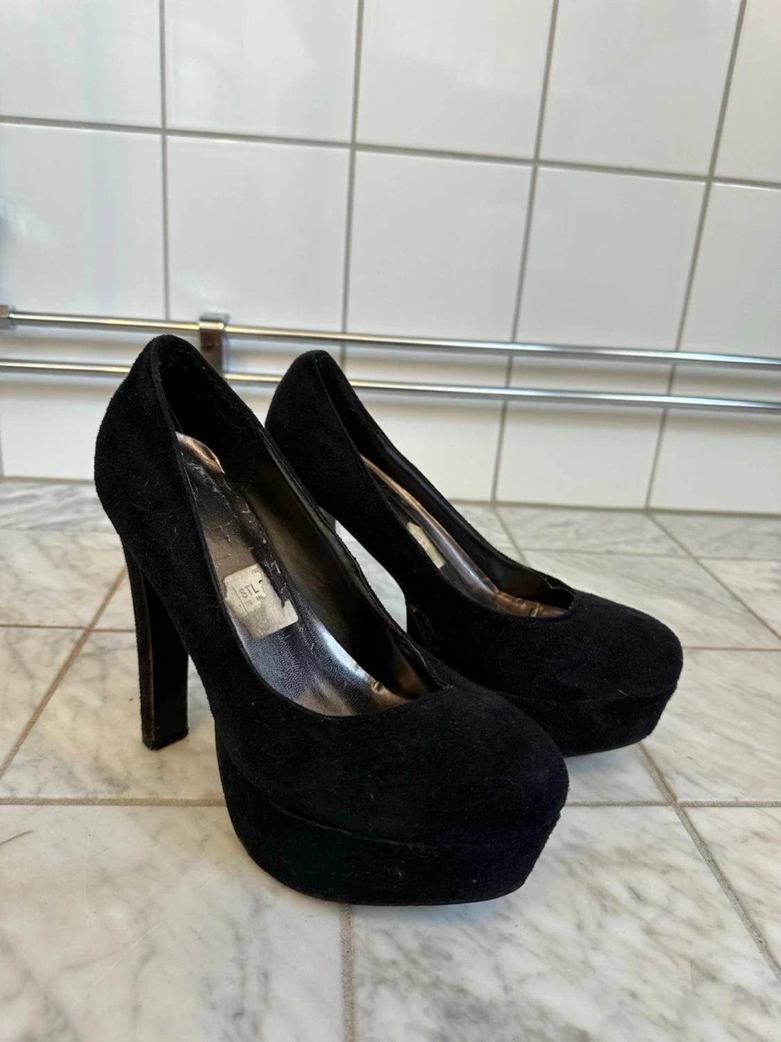 Svarta platåpumps i mocka-look 39