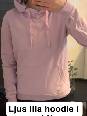 Ljuslila hoodie med huva - Snygg ljuslila hoodie med huva. Hoodien har en klassisk känguruficka framtill och långa ärmar. Perfekt för en chill och avslappnad stil. Mjuk och skön bomullskänsla. Strl xs