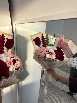 Large röd/vit/rosa blombukett 💐  - Instagram : eternity_flower_s 🌸  Handgjorda evighetsblommor av piprensare – ett kreativt och hållbart alternativ till snittblommor. Perfekta som present eller som liten inredningsdetalj.  Varje blomma är unik, formad för hand och kräver ingen skötsel. De håller sig fina år efter år.  Passar till:   Present, barnrum, sovrum, skrivbord eller dekoration till födelsedag, dop eller student.  Skick:   Nya och oanvända.  Säljs styckvis eller i set. Kan anpassas efter önskade färger. 