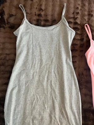 Klänning  - Två klänningar från SHEIN tror jag , aldrig använda och i ett mellan slag mellan vanligt och träningsmaterial, dom går ner till knäna