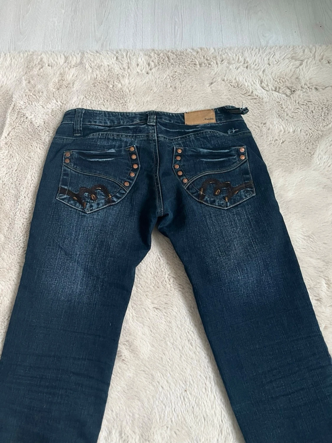 Mörkblå bootcut jeans med nitar - 1