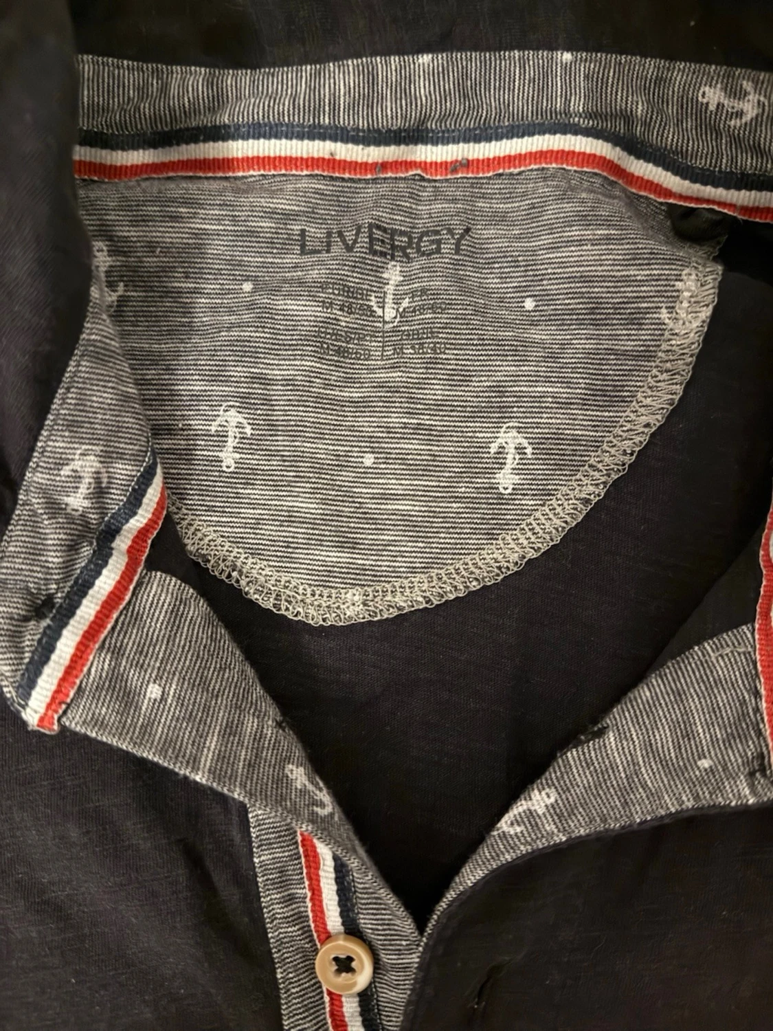 Svart kortärmad polotopp med knappar - 2