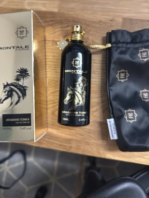 Montale Arabians Tonka Eau de Parfum - Pris kan diskuteras 😃Montale Arabians Tonka Eau de Parfum i en elegant svart metallflaska med gulddetaljer och ett hästmotiv. Flaskan rymmer 100 ml och kommer med originalförpackning och svart tygpåse med guldfärgade loggor. En lyxig och unik doft från Montale Paris.