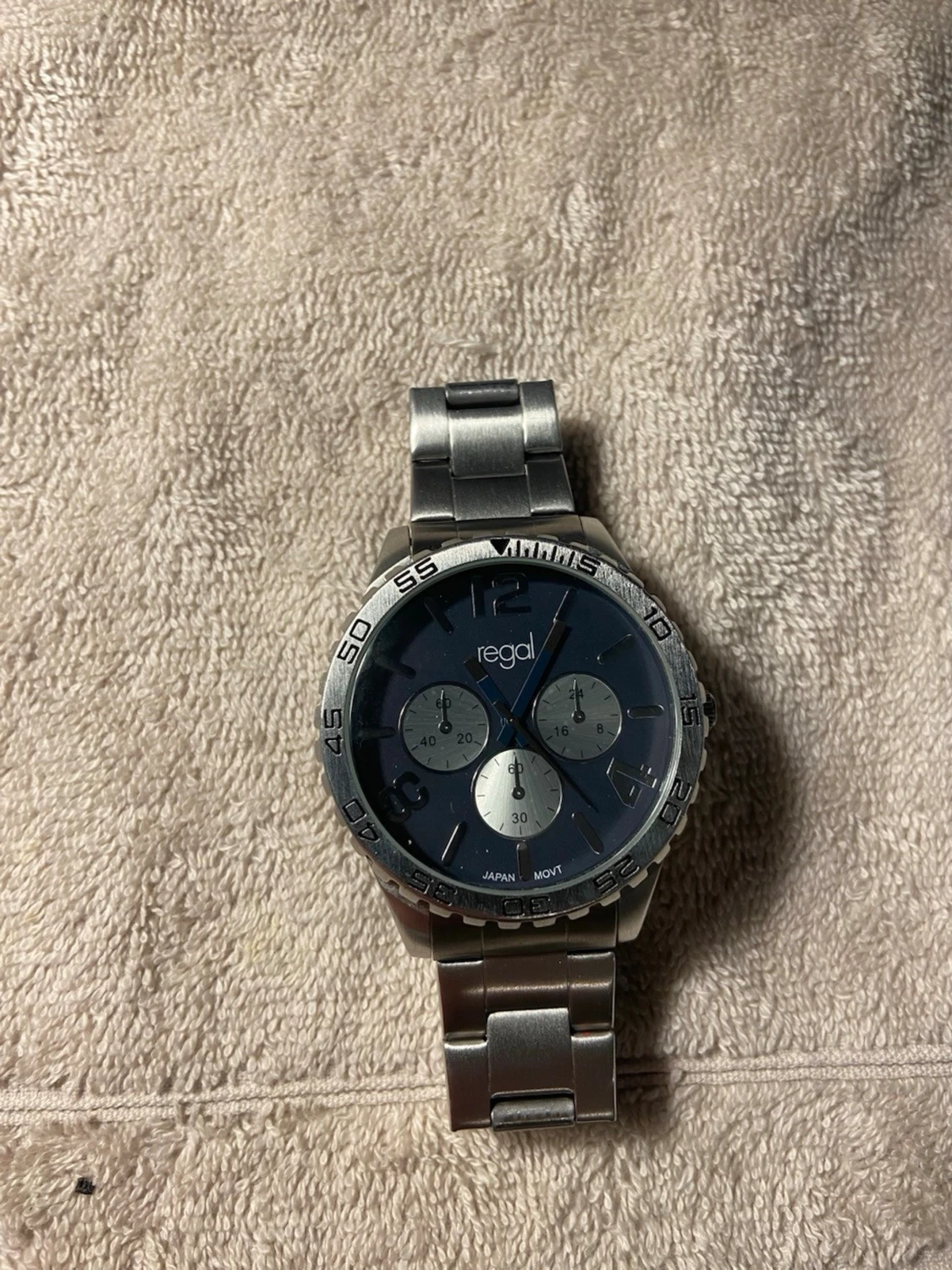 Regal silverfärgad klocka - 1