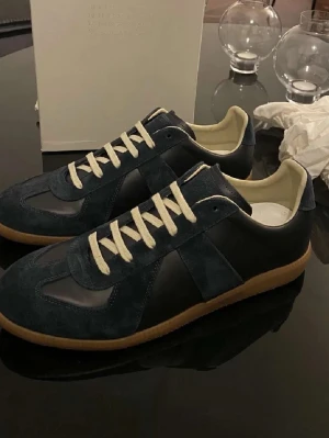 Maison margiela skor - Tja säljer nu dessa enormt snygga marinblåa skorna ifrån maison margiela i storlek 42 för endast 2699kr! Endast skorna medföljer | skriv i dm vid funderingar! Priset är ej hugget i sten!🙌