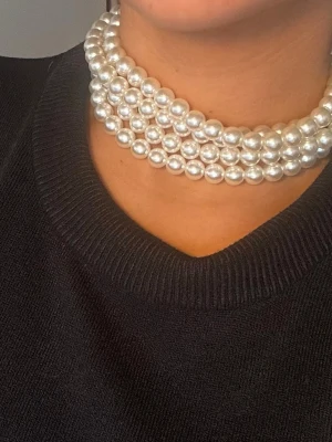 Pärlhalsband  - Superfint pärlhalsband med fyra rader som en choker och ytterligare en längre som man kan välja att ha framtill eller bak. Inspirerar av Maria Nilsdotter Pearl Choker.  Spännet har även en egen pärla som extra fin detalj och passformen är mycket flexibel🤍 