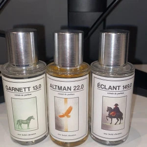 Parfymtrio från One Bold Chemist - Säljer tre exklusiva parfymer från One Bold Chemist: Garnett 13.0 med hästmotiv, Altman 22.0 med fågelmotiv och Éclant 149.0 med ryttarmotiv. Flaskorna är genomskinliga med silverfärgade lock och stilrena etiketter. Perfekt för dig som vill ha unika dofter i snygg design.