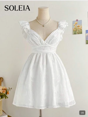 Studentklänning  - BARA TESTAD!! Orkar inte skicka tillbaka. JÄTTEFIN STUDENKLÄNNING!! Köpt för: 230kr Mitt pris: 199kr!