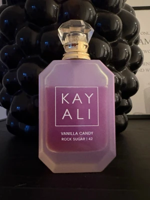 KAYALI Vanilla Candy Rock Sugar - Vanilla candy rock sugar från KAYALI, 50 ml. Se mängd kvar på bild. 