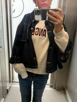  jeansjacka från Zara - Säljer en oversized mörkblå jeansjacka med vida ärmar och knappstängning framtill. Jackan har en cool, boxig passform som ger en trendig look. Perfekt för dig som gillar streetstyle och vill sticka ut.