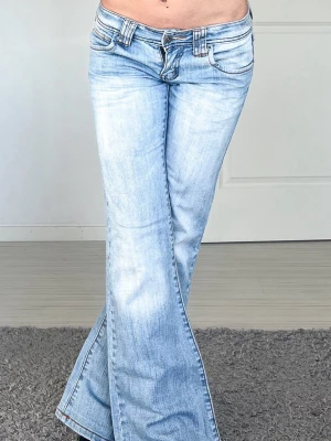 Jeans - Midjemått: 37cm rakt över, innerbenslängd: 76cm 💗