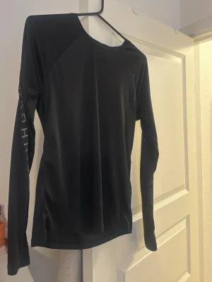 Svart långärmad träningströja -  Svart långärmad träningströja i storlek xs/s, säljer för att den inte längre passar. Använd men i bra skick inga skador eller fläckar. Tummhål på ärmarna.