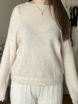 Krämvit stickad tröja - Mysig krämvit stickad tröja med rund hals och lång ärm. Tröjan är fluffig och mjuk💓