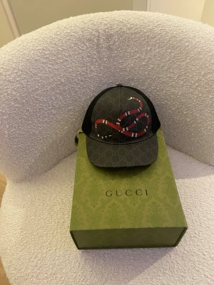 Gucci Keps Herr S ÄKTA - Äkta Gucci keps köpt/beställd från Gucci hemsidan, mycket bra skick, använd ett par gånger, kvitto finns. All tillbehör följer med